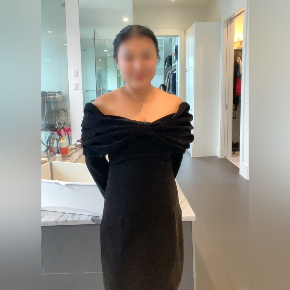 GIGII’S Lavinya Off-Shoulder Ruched Velvet Dress - size medium - Black